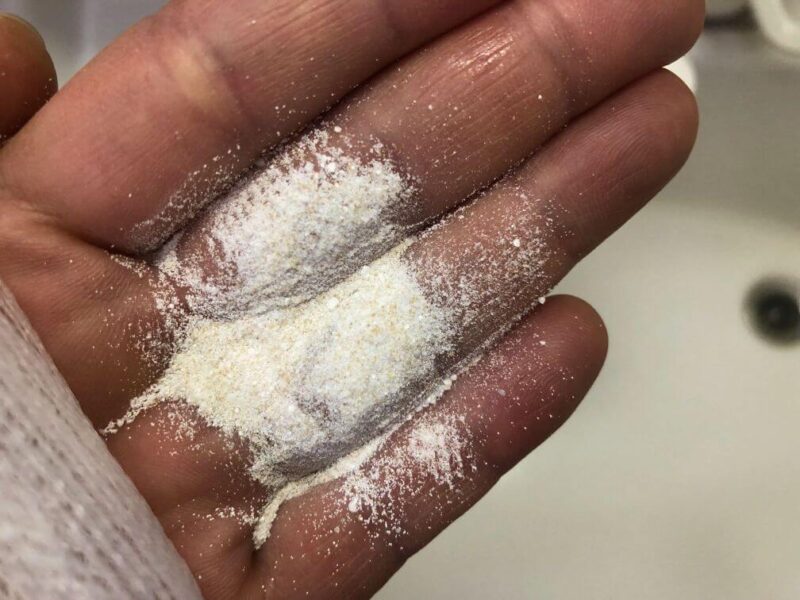 手の上にロゼット米ぬか酵素洗顔をのせている。